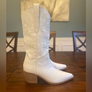 SOLD White Cowgirl Boots Size 7.5